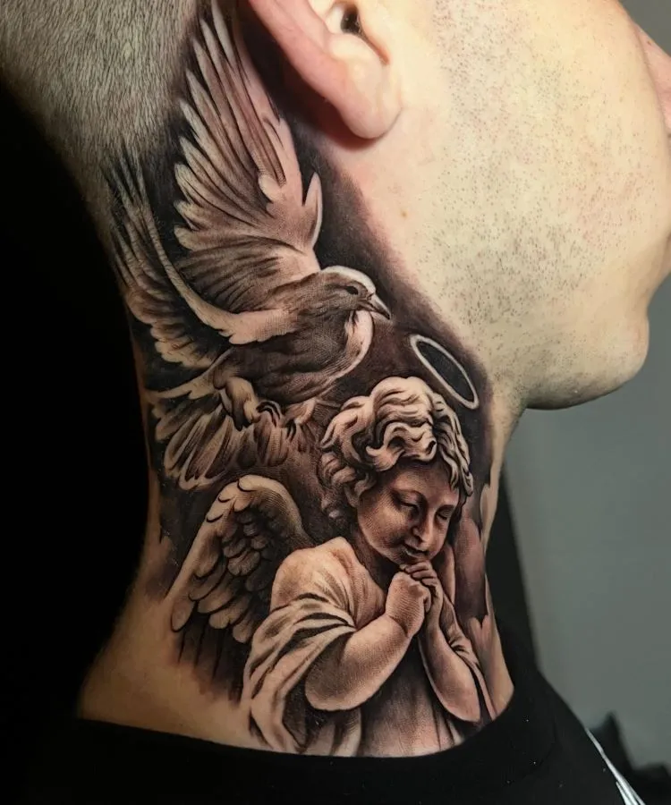 A imagem mostra uma pessoa de perfil com cabelo raspado. Ela tem uma tatuagem no pescoço de um anjo rezando, com asas detalhadas e um pássaro voando acima. A tatuagem é em preto e cinza, cobrindo a lateral do pescoço até a nuca.


