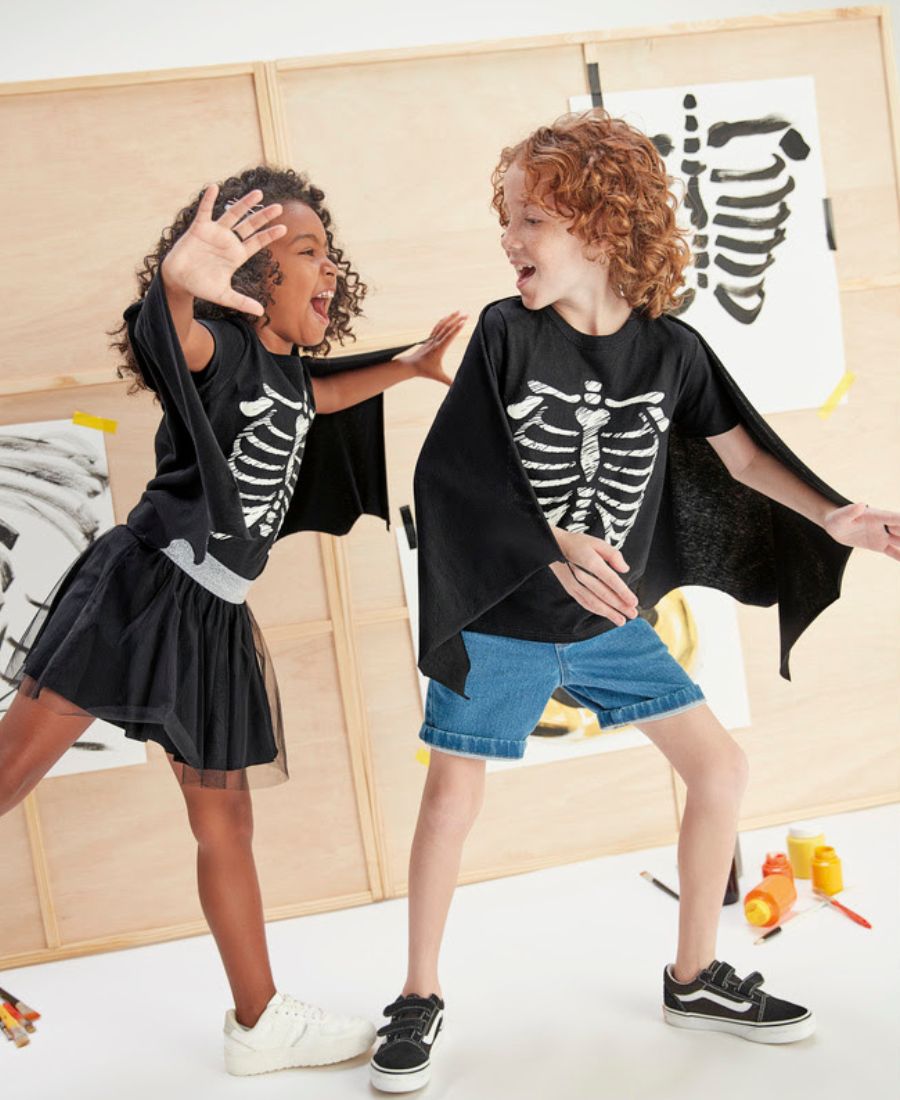 menino e menina usando camiseta de caveira Malwee