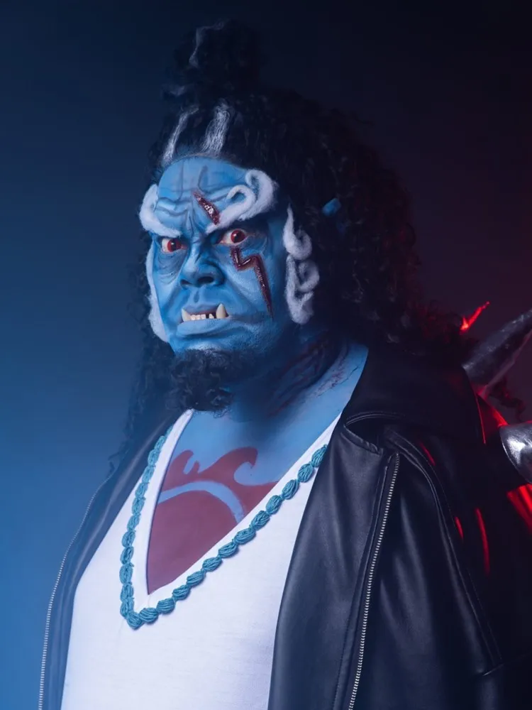 ex-BBB Babu Santana de monstro azul (JINBABU) no Dia das Bruxas
