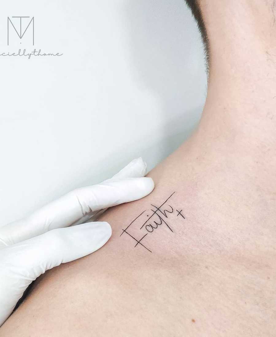 Foto de tattoo com a palavra fé em inglês.