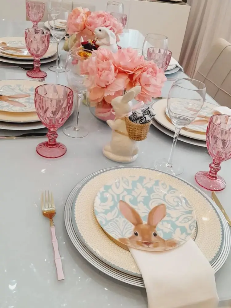 Mesa posta de Páscoa em tons de azul e rosa com flores como centro de mesa 