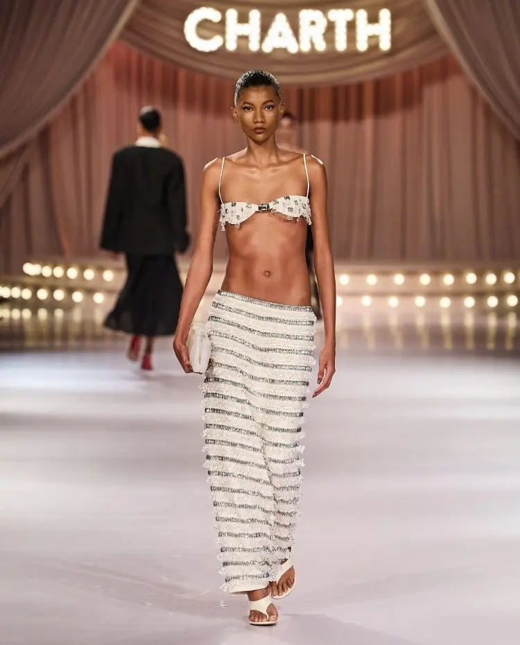 Foto de modelo na passarela durante o desfile da Charth para a coleção "Action"