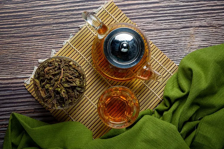 Foto de infusão de oolong em bule de vidro