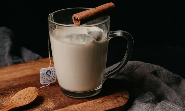 Caneca com chá gelado.