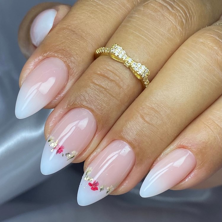 Unhas em gel branca com florzinhas (formato: stiletto tamanho: grande)