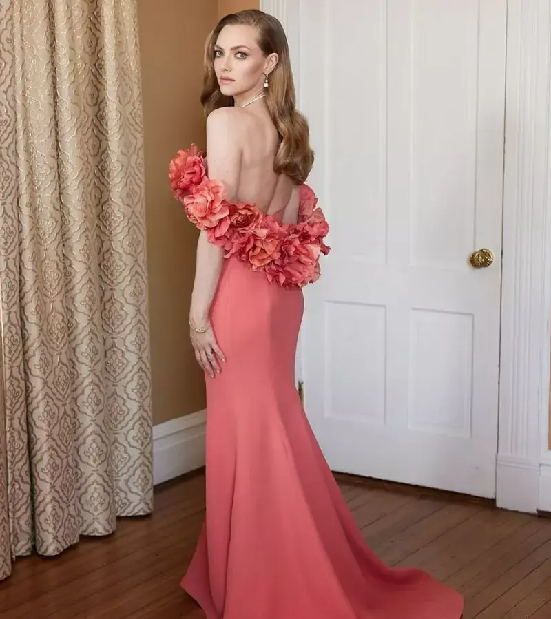 Amanda Seyfriend vestindo Oscar de La Renta 2021