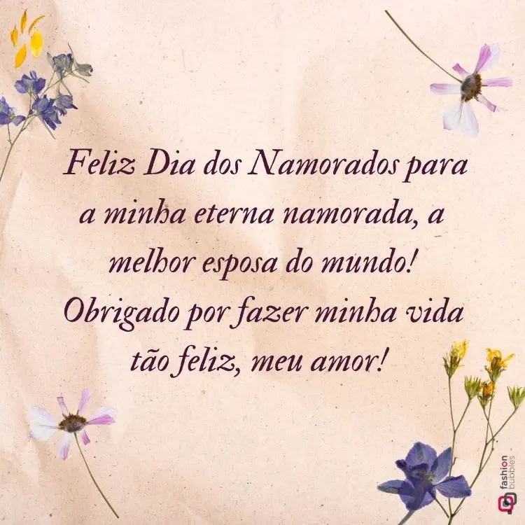 Imagem com fundo bege texturizado, decorada com flores silvestres delicadas nos cantos. A frase centralizada e em destaque diz: "Feliz Dia dos Namorados para a minha eterna namorada, a melhor esposa do mundo! Obrigado por fazer minha vida tão feliz, meu amor!"