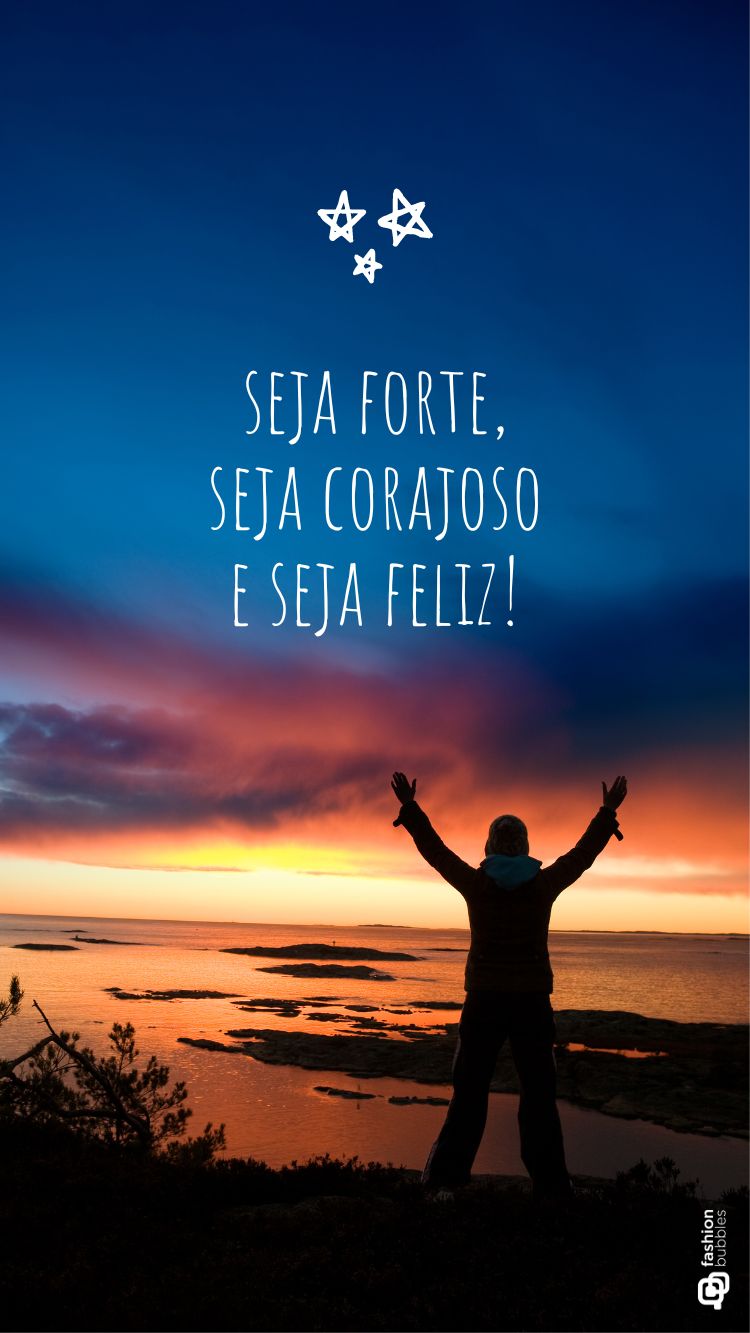 Frases de coragem escrito "Seja forte, seja corajoso e seja feliz!" em foto de pessoa com braços erguidas vendo por do sol na praia