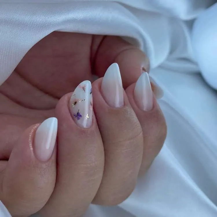 Unha almond decorada nas cores: branco, rosa, lilás e dourado. Desenho de: flores minúsculas