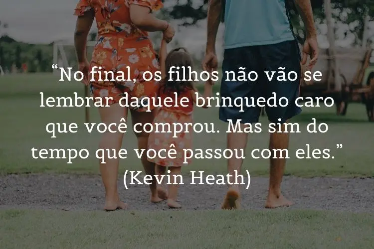 foto de família de costas com frase de viagem em família