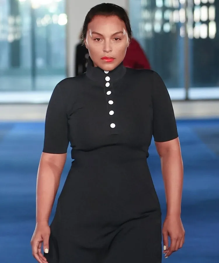 Foto de modelo usando blusa preta com botões brancos, uma das tendências da NYFW Outono Inverno 2026