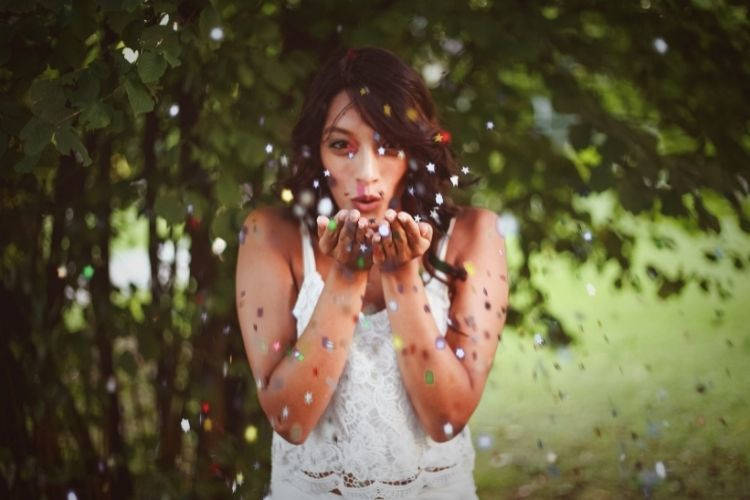 mulher assoprando glitter