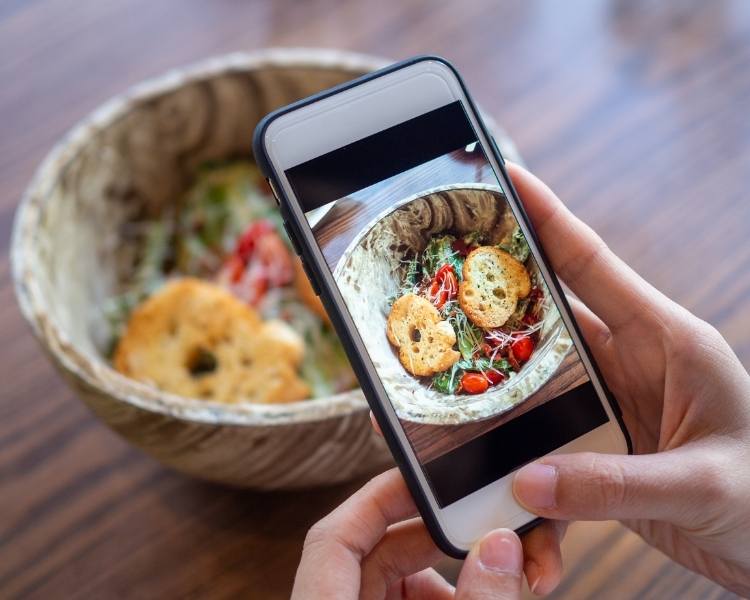 Foto criando um catálogo de produtos para o Instagram.