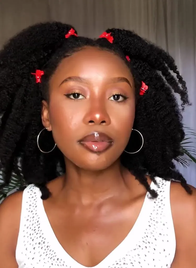 Mulher de cabelo crespo com penteado Twist out com presilhas para o Natal