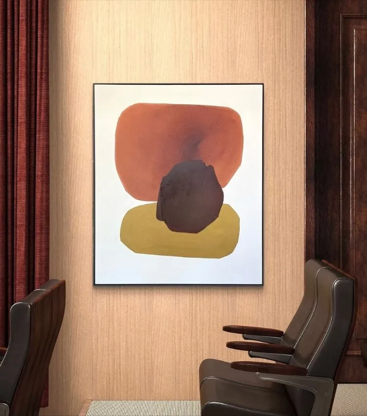 Parede decorada com quadro do artista plástico Adielson Rodrigues em tons terrosos, cor tendência da decoração para 2026