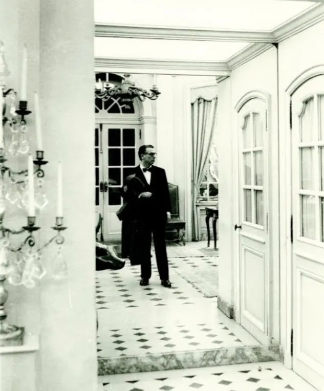 Cristóbal Balenciaga na Maison Balenciaga, em Paris.