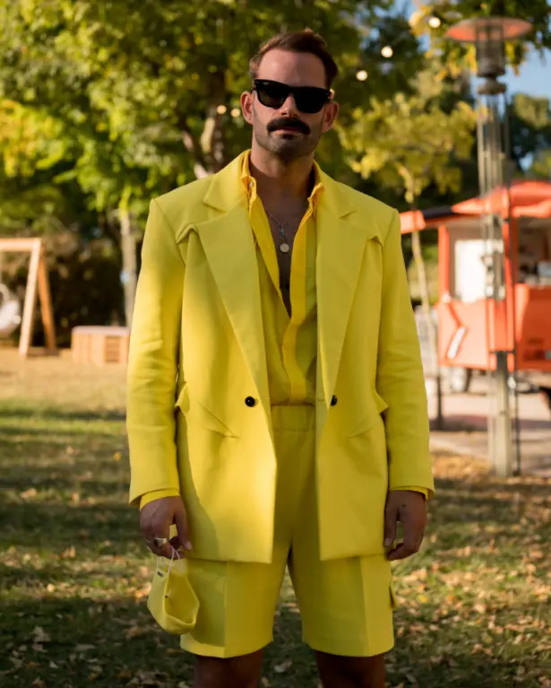 Conjunto monocromático amarelo