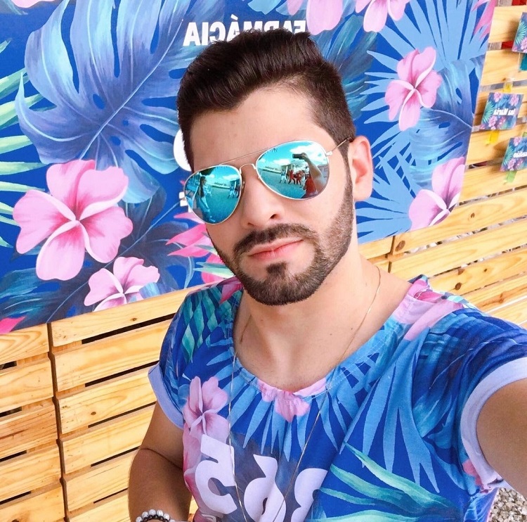 foto de homem usando abadá com mangas dobradas