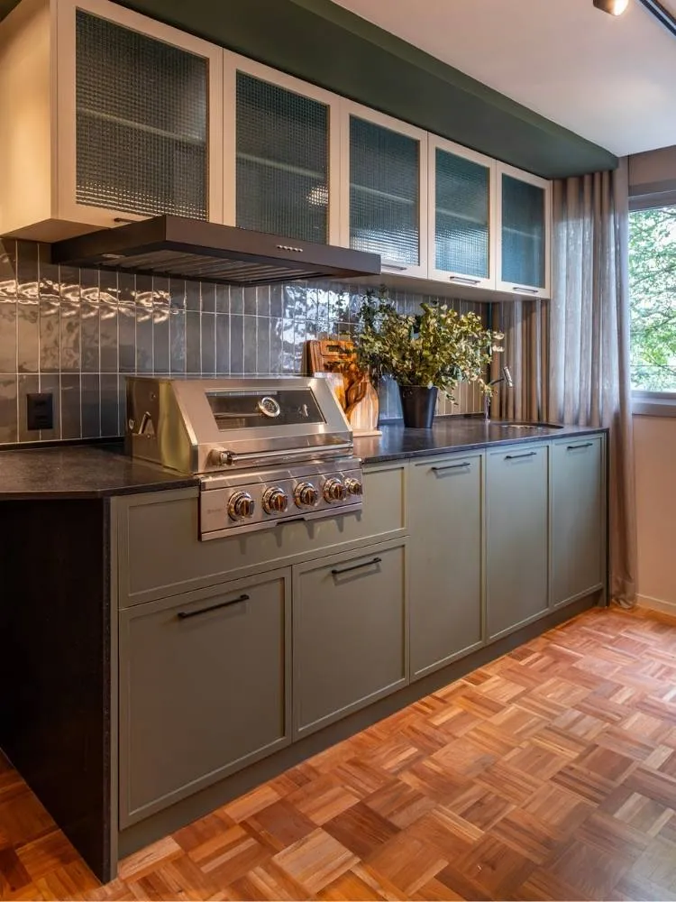 Foto de cozinha de apê de 100 m² com decoração verde piso de taco