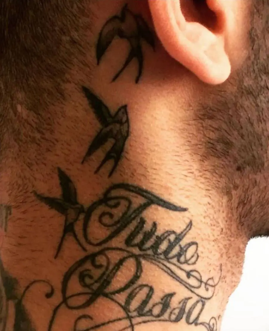 Foto do pescoço de Neymar com destaque em sua tatuagem de andorinha