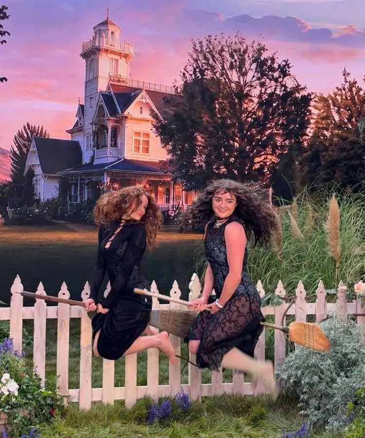 Joey King e Maisie Williams usando vestidos pretos combinando