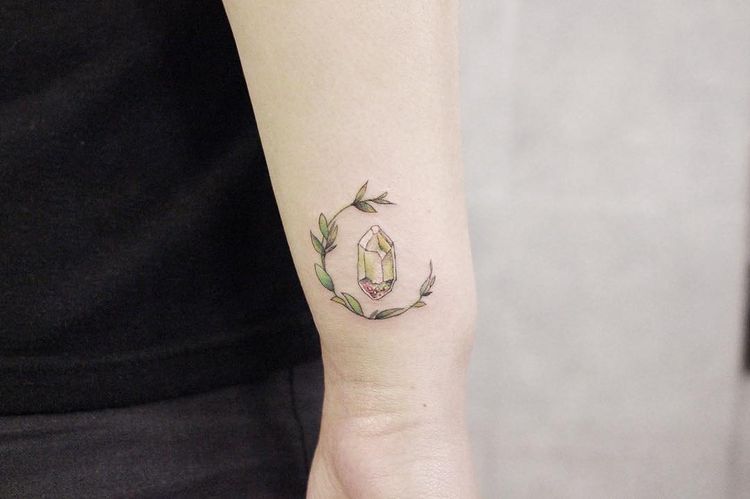 tatuagem que imita pedras preciosas