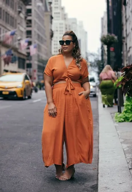 Cropped transpassado e calça pantalona 
