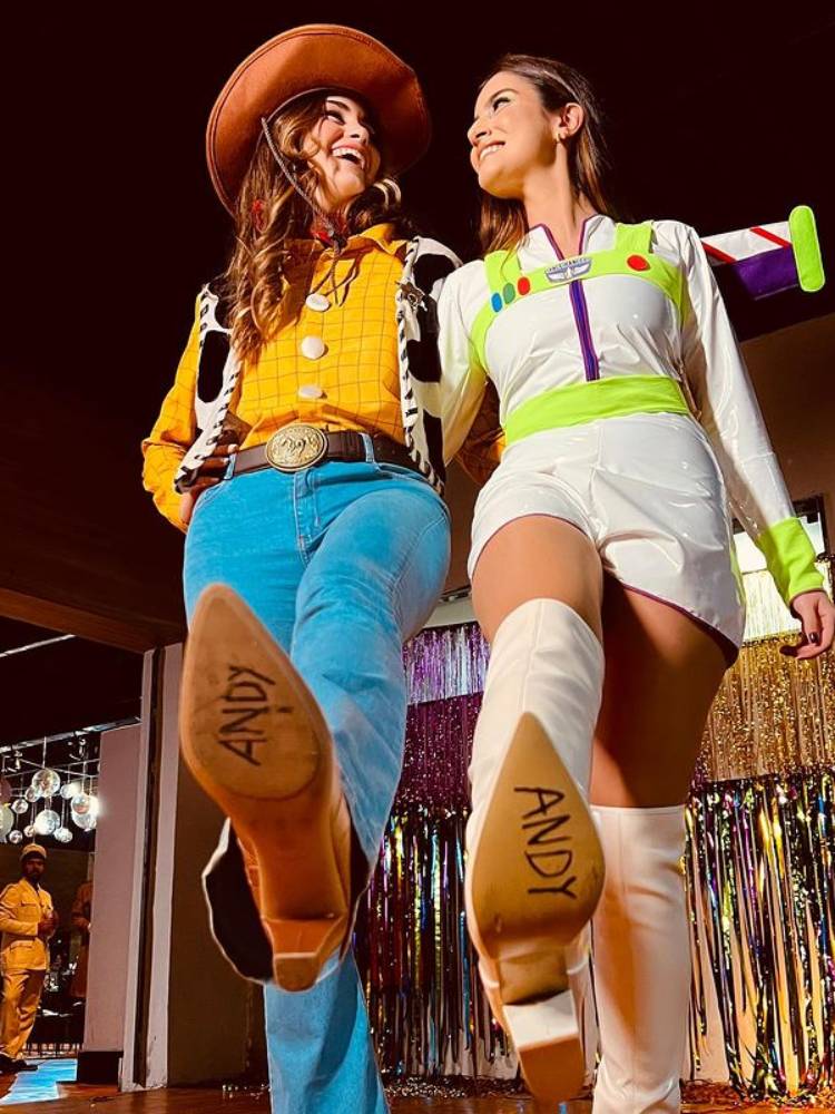 Mulheres de pele clara e cabelos castanhos fantasiadas de Woody e Buzz Lightyear