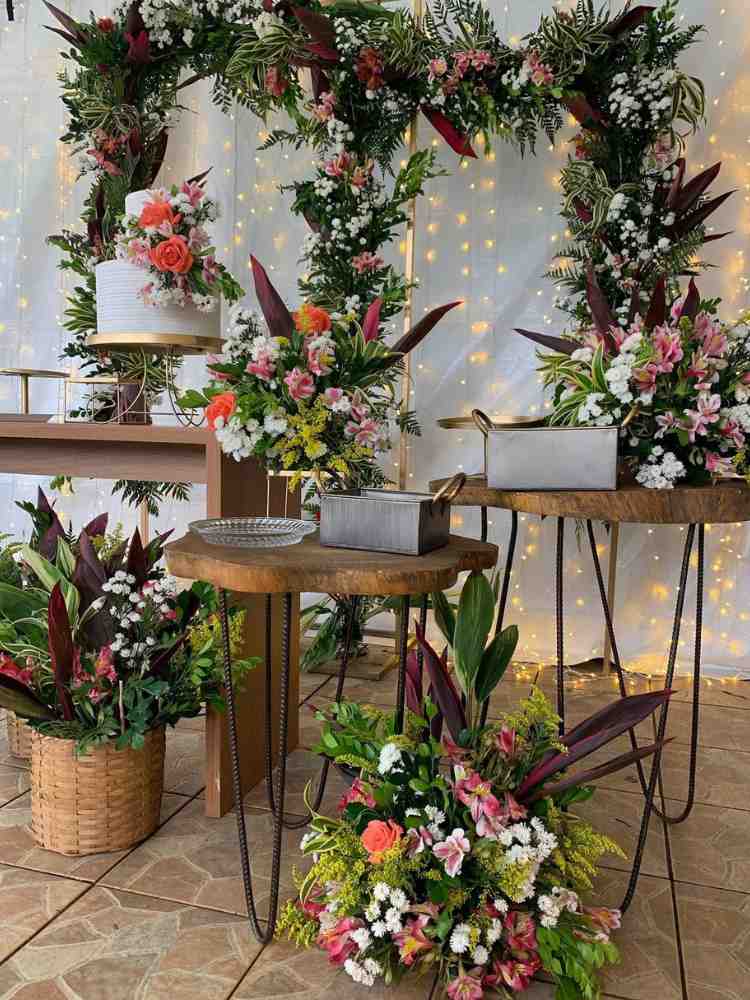 Decoração de mesa de bolo de casamento civil com flores coloridas.