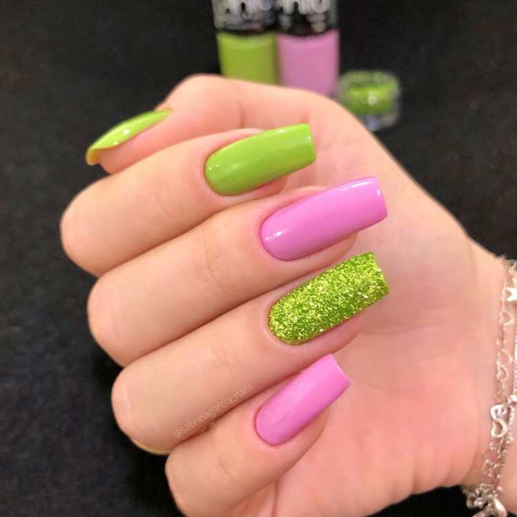 Unhas coloridas com glitter para o Carnaval.