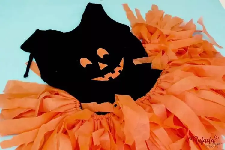Fantasia de bruxa infantil para o Halloween, body preto com carinha de abóbora + saia de tnt