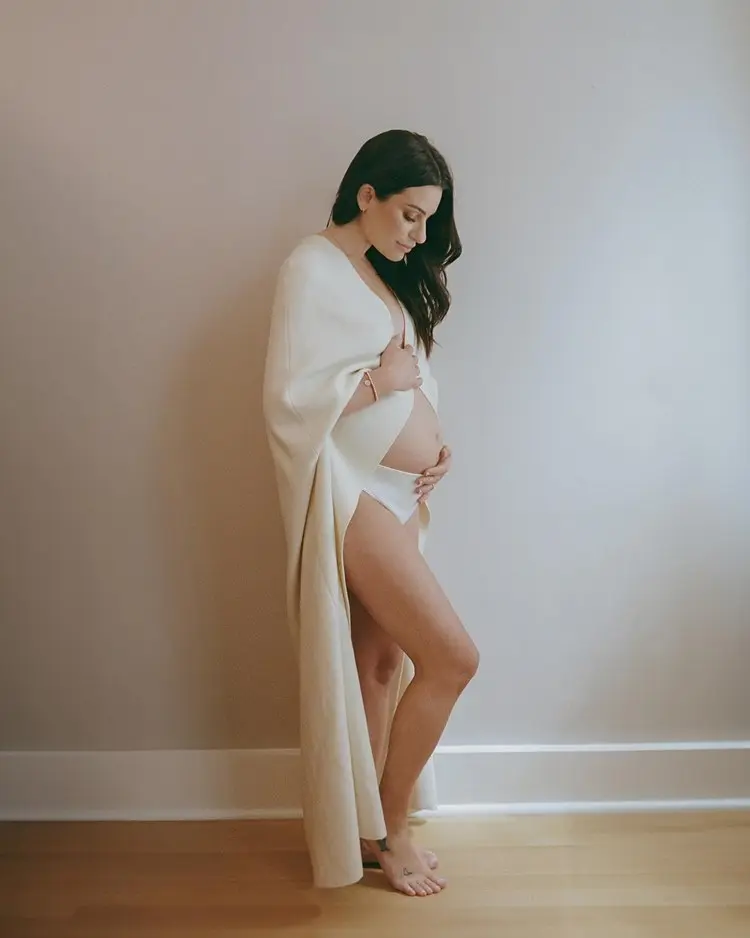 Atriz da série Glee, Lea Michele, grávida em 2024 usando sobretudo bege 