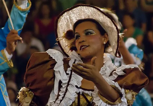 mulher dançando quadrilha