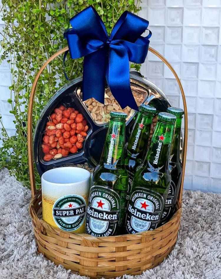 Cesta com cerveja, petiscos e caneca