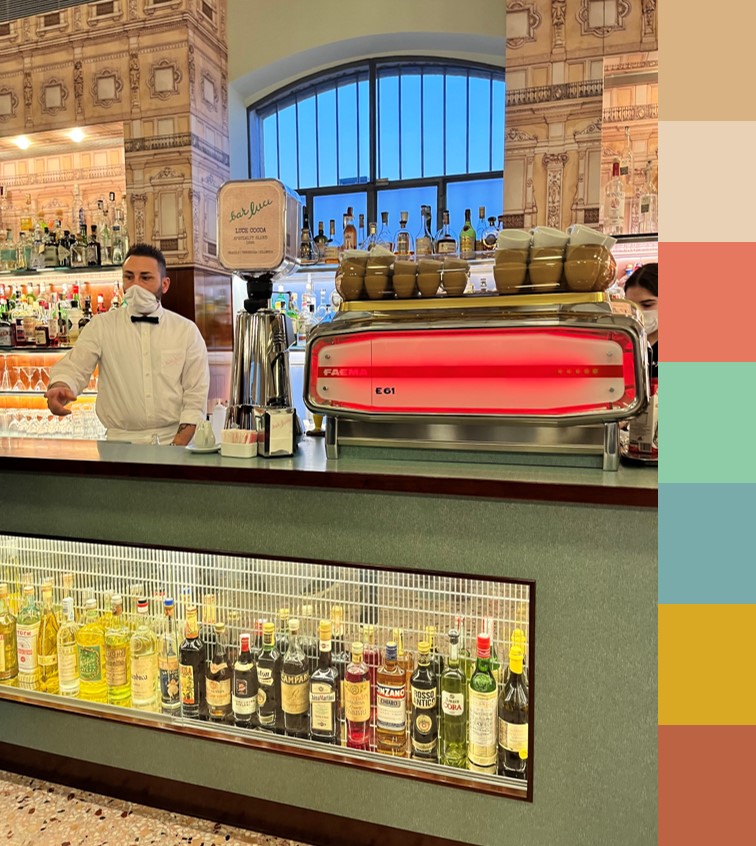 Bar Luce, cartela de cores, Milão, Fundação Prada, arte e moda, cultura de moda Balcão do Bar Luce na Fundação Prada, com ontagem de cartelas de cores do lado direito tons neutros alaranjados e candy colors