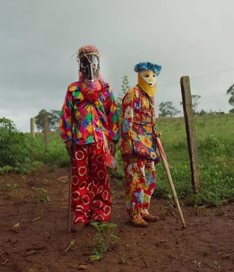 Palhaços da folia de reis usando roupas com estampa de chita