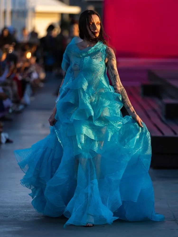 Modelo no desfile de Lino Villaventura, durante o último dia do DFB Festival 2026