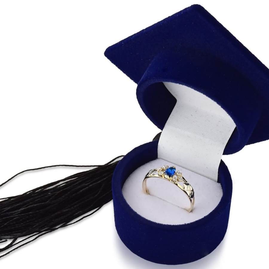 Anel de formatura Administração com pedra safira azul.