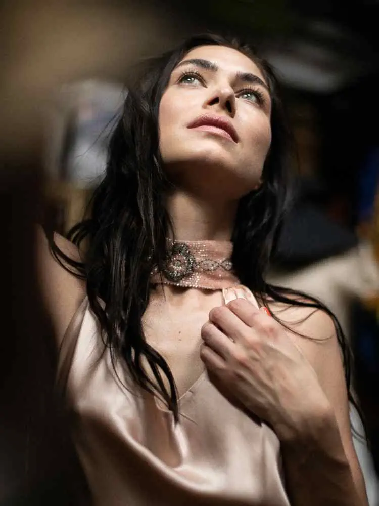 Mulher não-modelo com mais de 30 anos em ensaio fotográfico, usando vestido de seda 
