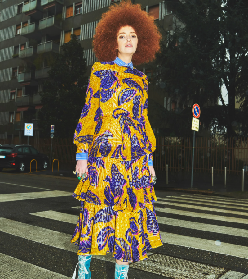 Vestido amarelo e roxo da Stella Jean