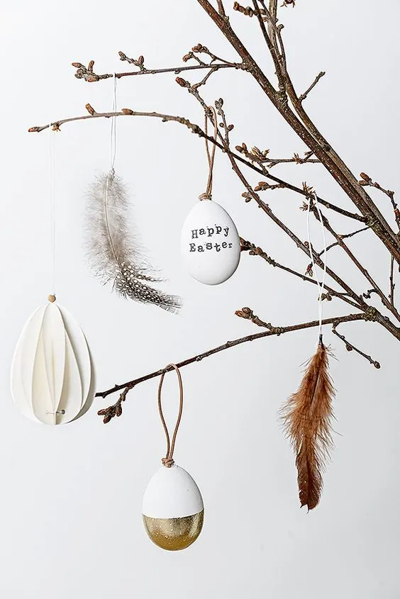 Árvore de Páscoa com ovos brancos decorados