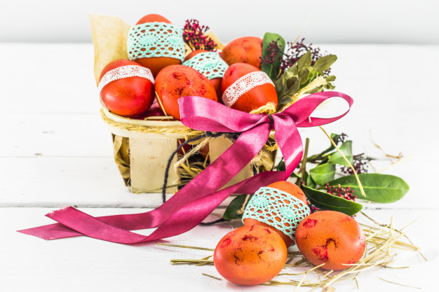 cesta de  com ovos e decorações 