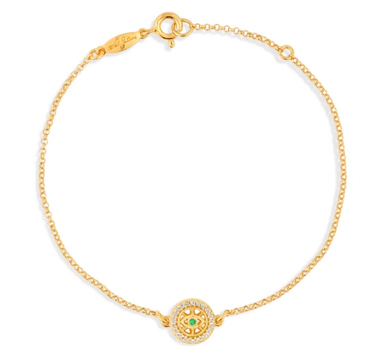 pulseira dourada com pingente redondo e pedra verde