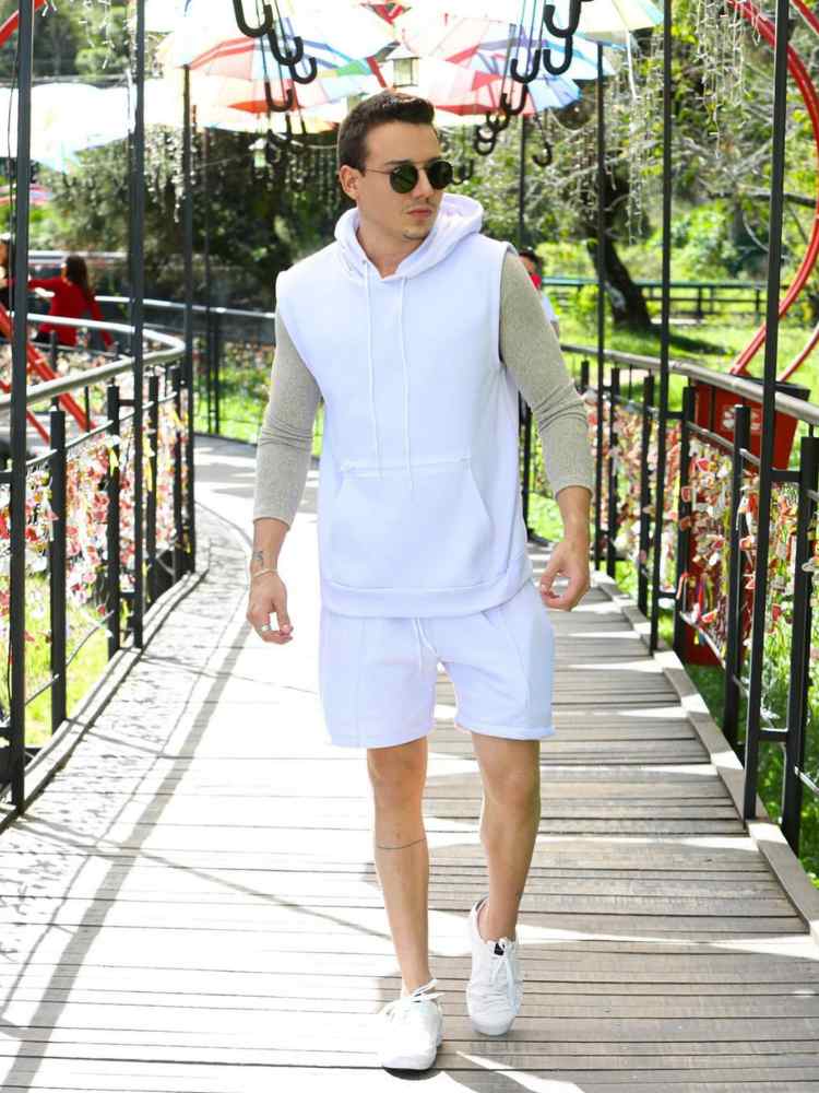 Roupas de Ano Novo para homens: conjunto colete branco de moletom + short branco de moletom.