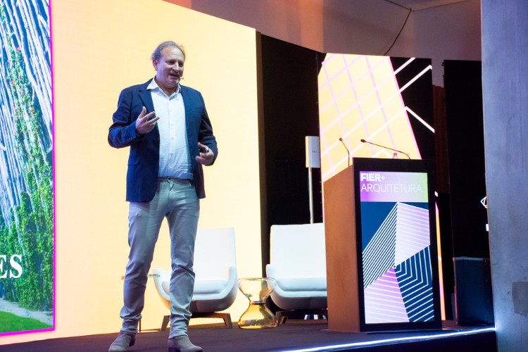 Alex Allard sobre palco da Expo Revestir