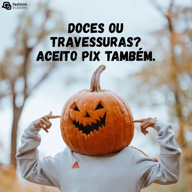 Foto de pessoa vestida de abóbora com mensagem para compartilhar no Halloween