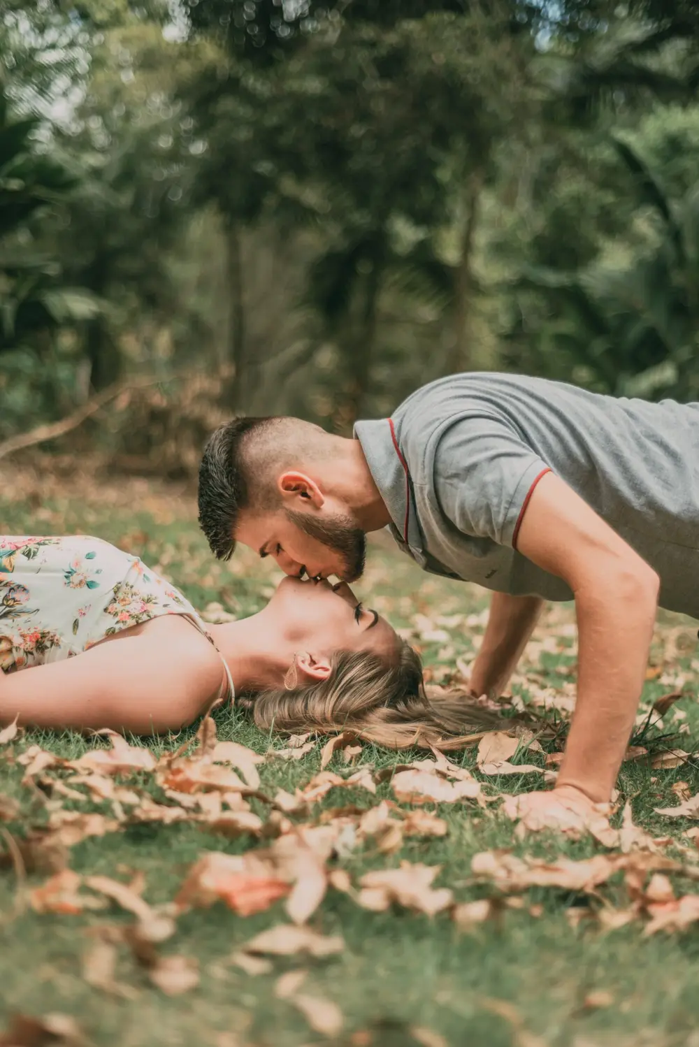 casal na grama