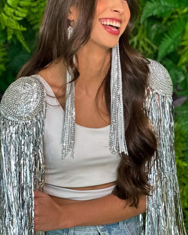 Mulher com ombreira prata.