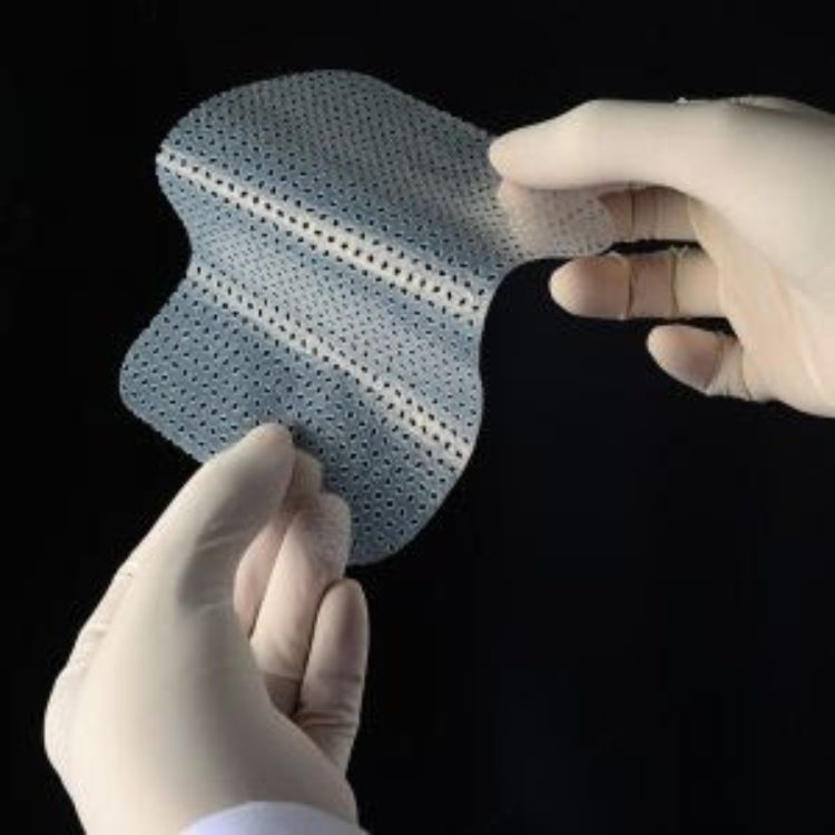 foto com o produto membracel, uma membrana que regenera a pele e foi utilizada no tratamento de vítimas da tragédia. 