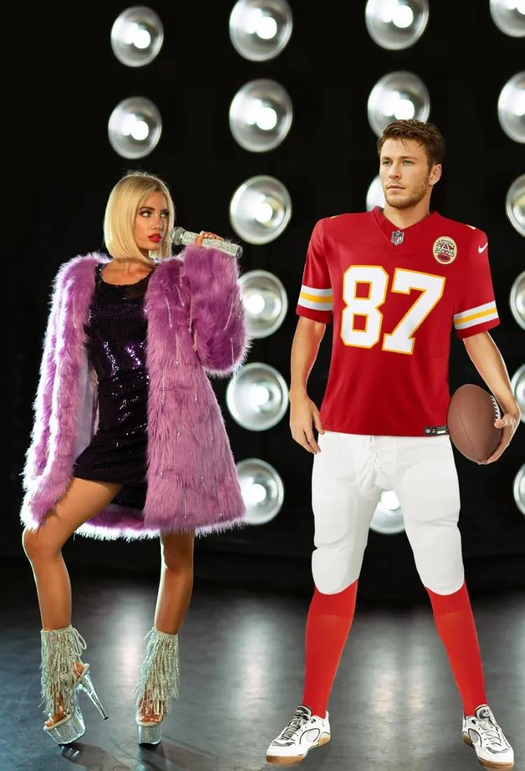 Fantasia de Taylor Swift e Travis Kelce para o Halloween 2024: ela usa cabelo loiro curto, vestido de paetê roxo e casaco de pele lilás. Ele usa camisa vermelha de futebol americano, bola de futebol americano e bermuda branca